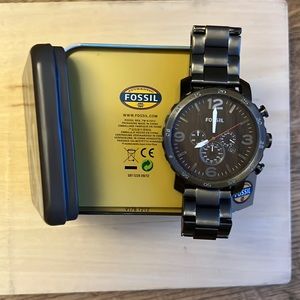 Brand new never worn with tag Fossil watch for men. It does need new batteries.